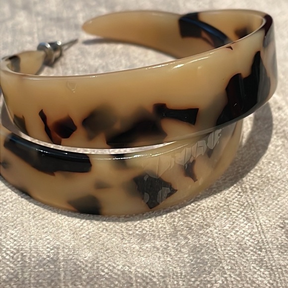 Tortoise Shell Open Hoop Earrings - Picture 4 of 6